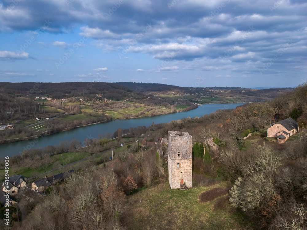 Chasteaux (Corrèze, France) - Vue aérienne panoramique du château de Couzage et du lac du Causse sur le causse corrèzien