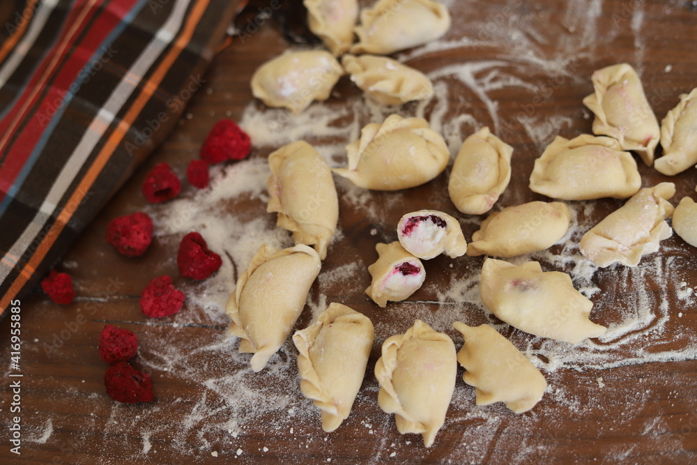 Raviolis frescos con frambuesas Raviolis frescos con frambuesas