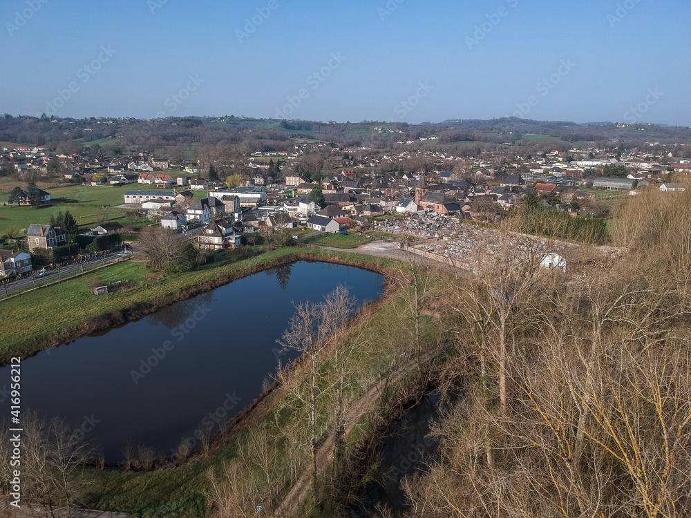 Varetz (Corrèze, France) - Vue aérienne panoramique du village et de son étang