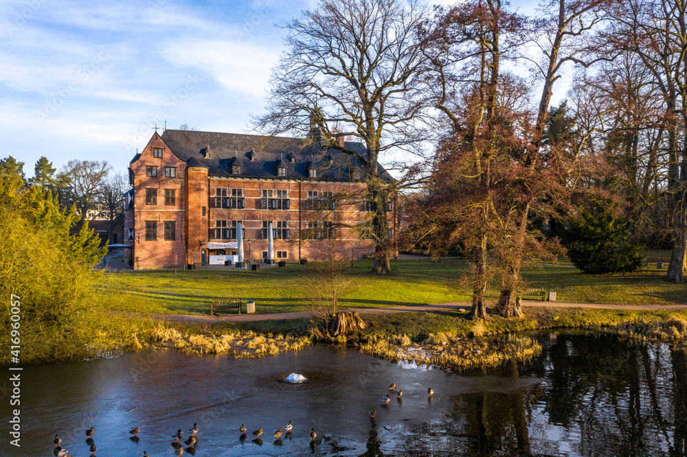 Mühlenteich in Reinbek mit Blick zum Schloss, Hamburg, Deutschland Mühlenteich in Reinbek mit Blick zum Schloss, Hamburg, Deutschland