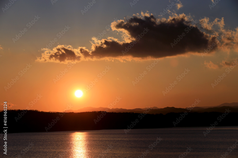 Fototapeta premium 狭山湖に沈む夕陽