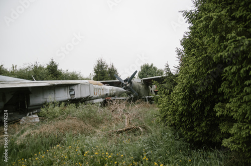 Dwa stare wraki samolotów stojące na polanie