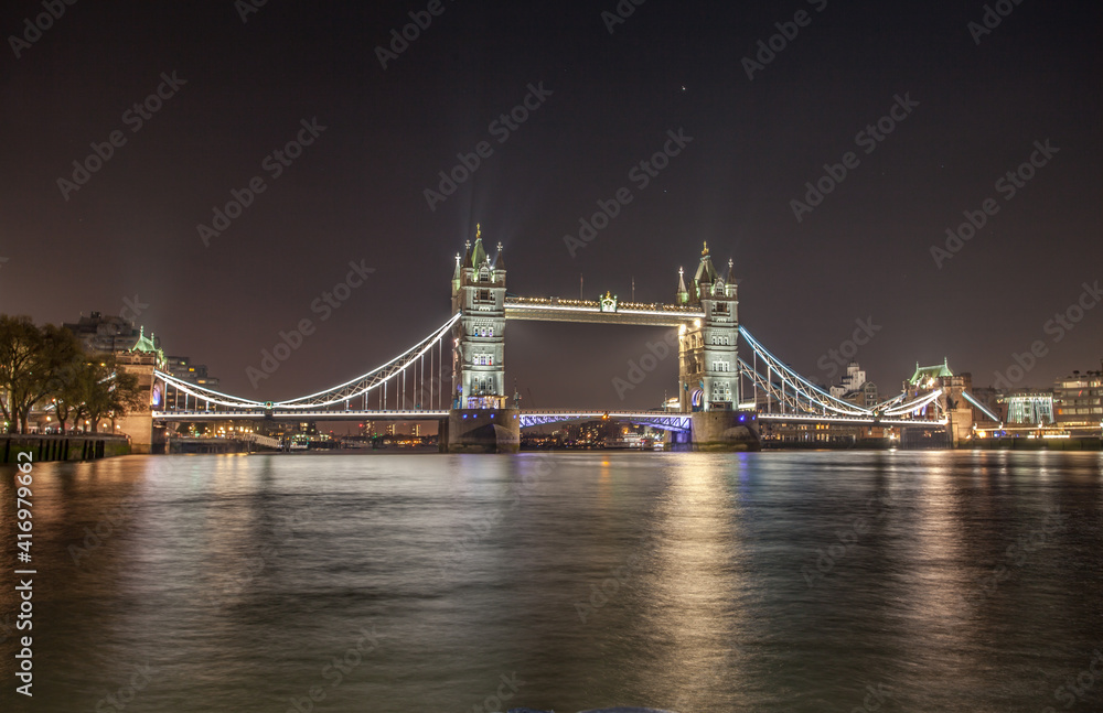 Fototapeta premium Tower Bridge in London, the UK at night