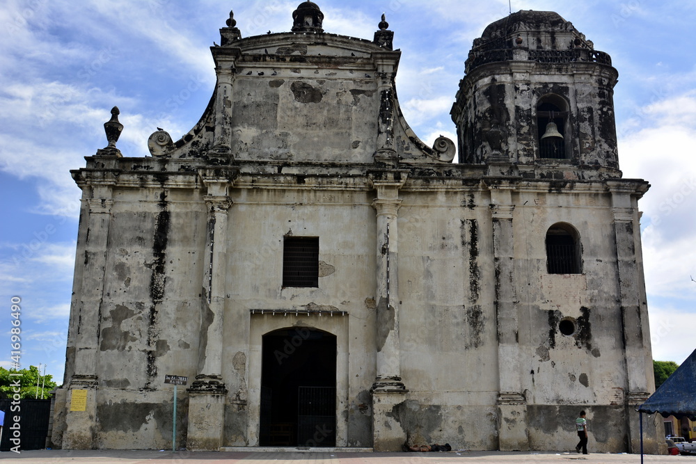 Fachada y detalles de la catedral de la ciudad de León, en el noroeste de Nicaragua
