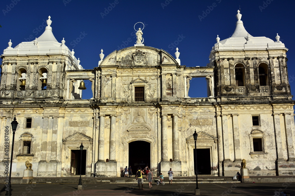 Fachada y detalles de la catedral de la ciudad de León, en el noroeste de Nicaragua