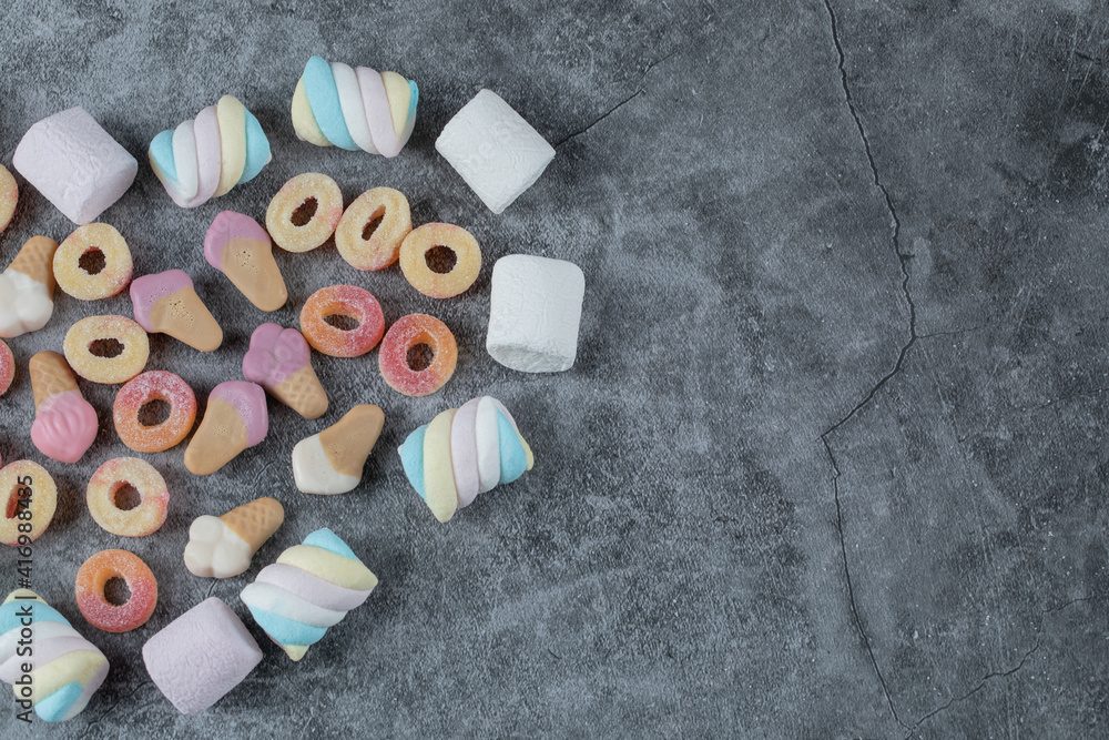 Mix of marshmallow and jellybeans on the marble background - obrazy, fototapety, plakaty 