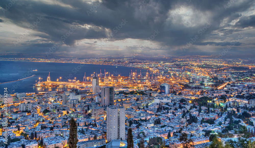 Obraz premium Haifa at night ,cloudy