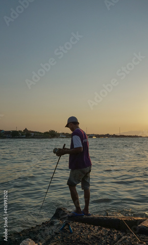 Memancing di matahari terbenam / fishing at sunset 2