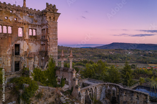 Foto Drone aerial panorama of Termas Radium Hotel Serra da Pena at sunset in Sortelha