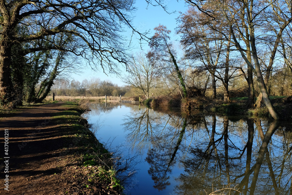 Obraz premium Winter light on The River Wey navigation in Guildford, Surrey
