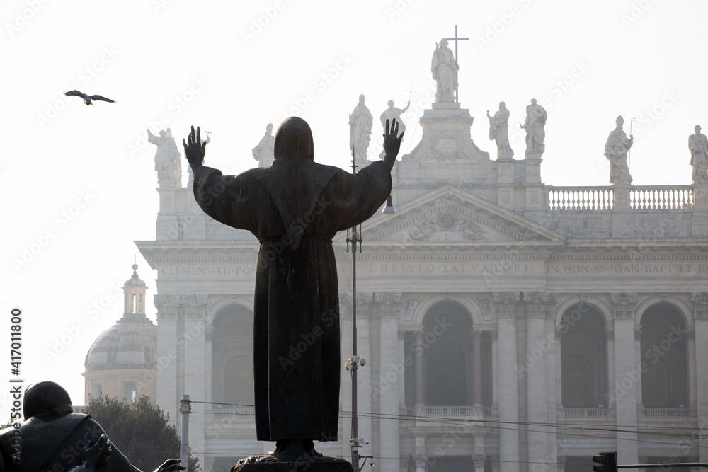 Statua Di San Francesco D Assisi Foto Stock la statua di San Francesco d'Assisi di fronte alla