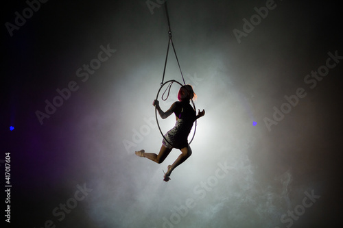 performances of artists under the dome of the circus © Andrey