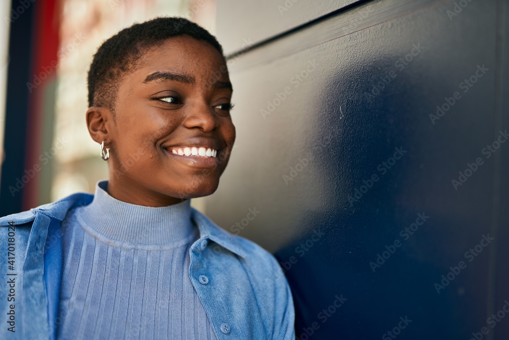 Obraz premium Young african american woman smiling happy standing at the city.
