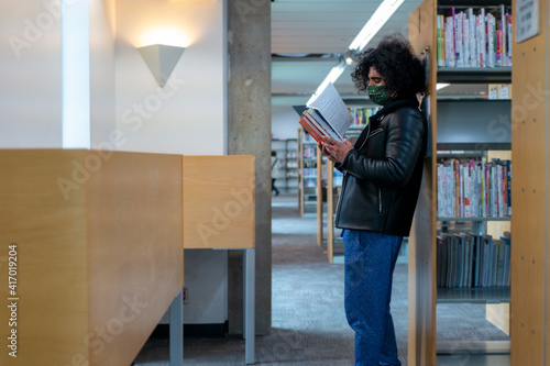 図書館で立ち読みする男性 photo