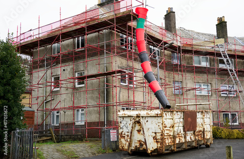 Foto House renovation work with skip and rubbish chute