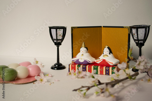 Fototapeta kuchenna ひな祭りを祝うミニチュアのひな人形セットとひなあられ