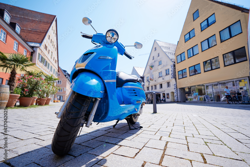 Φωτογραφία Motorbike outdoor. Blue retro style scooter on the town street.