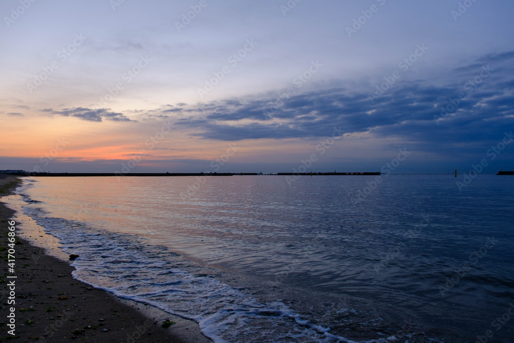 須磨浦海岸の朝。日の出前、雲と海がオレンジ色に染まる。一日の始まり。