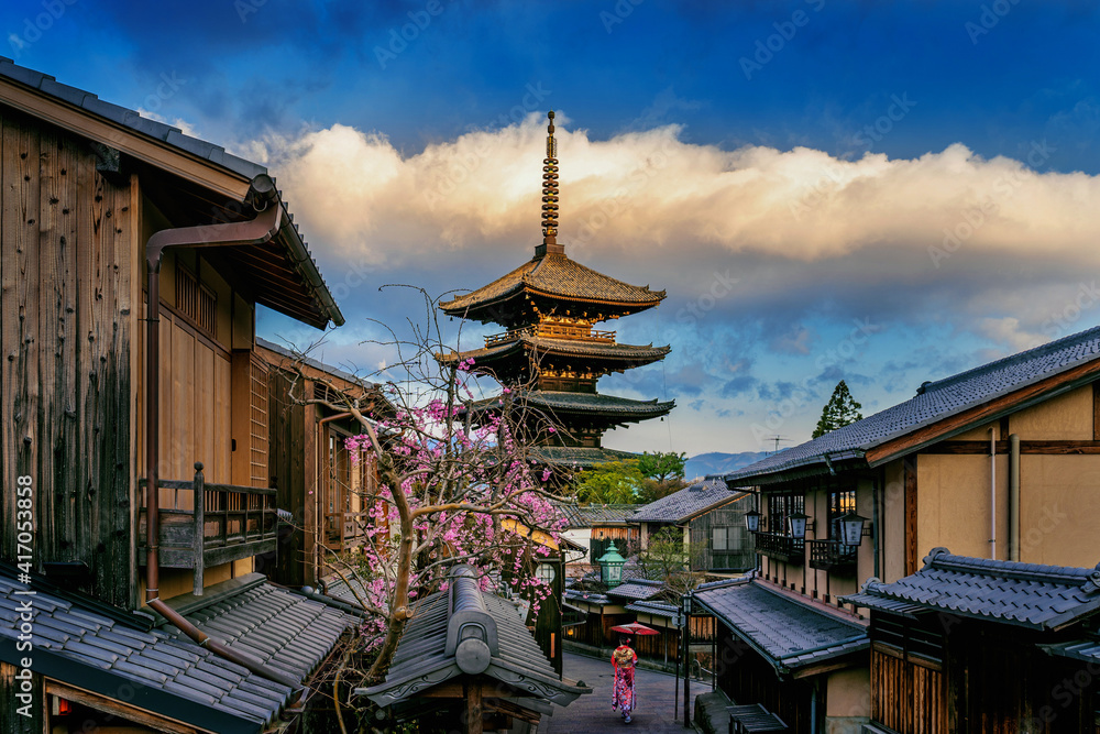 Fototapeta premium Asian woman wearing japanese traditional kimono at Yasaka Pagoda and Sannen Zaka Street in Kyoto, Japan.