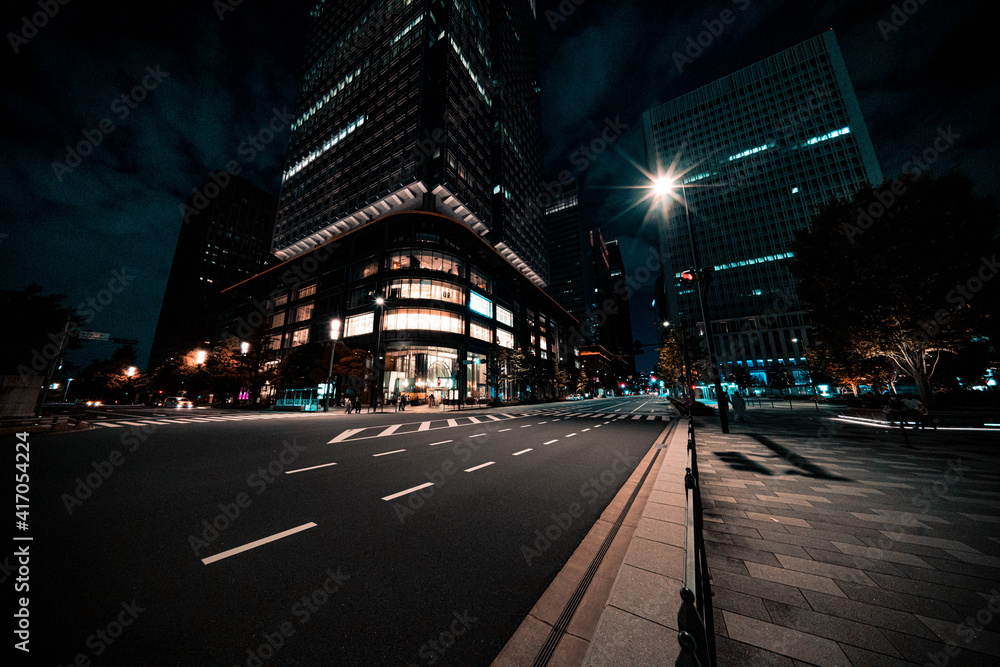 東京丸の内の夜の道