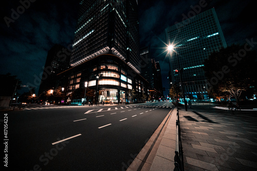 東京丸の内の夜の道