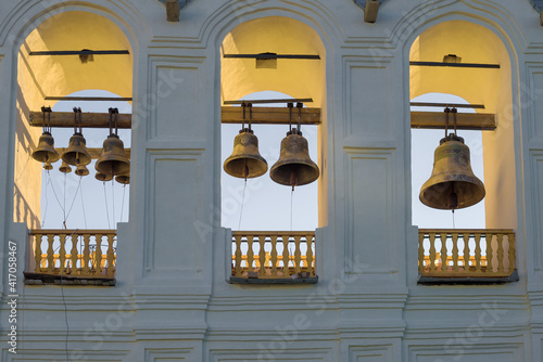 Εκτύπωση καμβά Bells on the ancient bell tower of the Tikhvin Assumption Monastery on December evening
