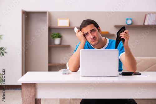 Billede på lærred Sport bet addicted young man betting at home