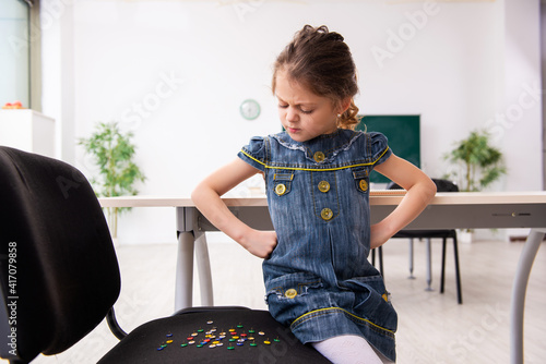 Fotografi Secondary school prank with sharp thumbtacks on chair