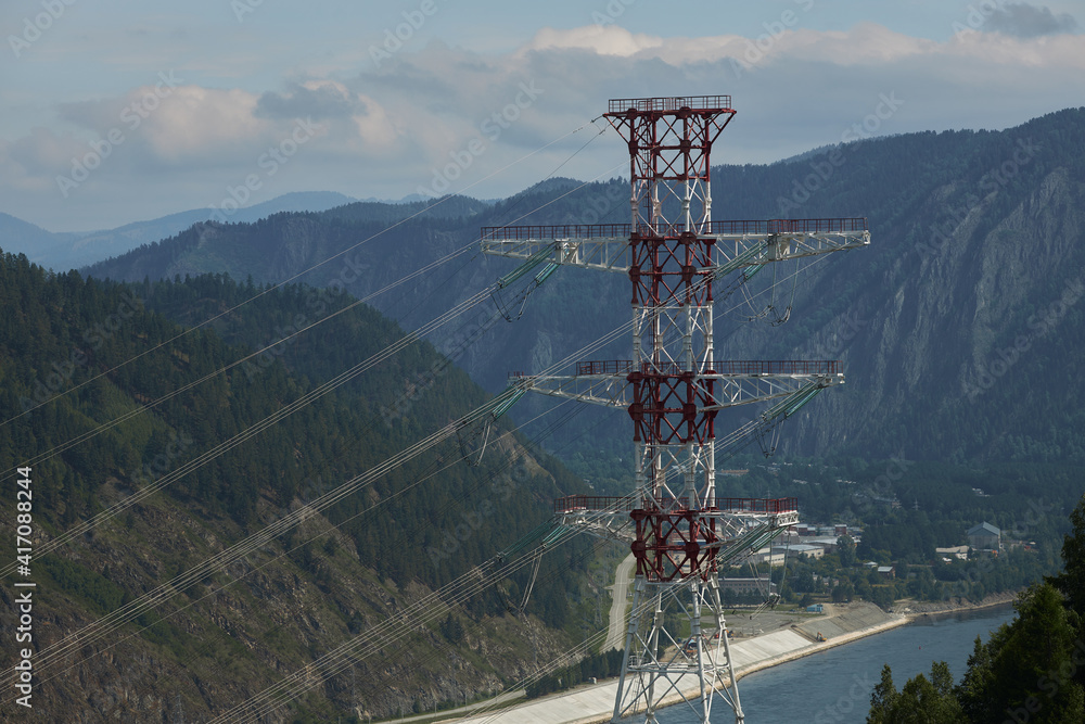 Obraz premium High-voltage electrical support against the background of mountains