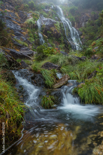 Escena de la cascada de Cadarnoxo entre niebla y lluvia, Galicia