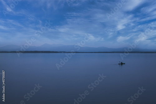 湖の片隅に孤独なカヌー