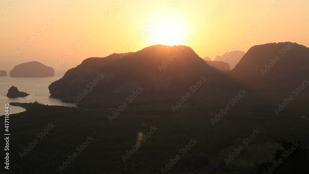 Wallpaper blurred nature of the twilight light in the evening by the large water basin surrounded by big trees, the integrity of the forest Wallpaper blurred nature of the twilight light in the evening by the large water basin surrounded by big trees, the integrity of the forest