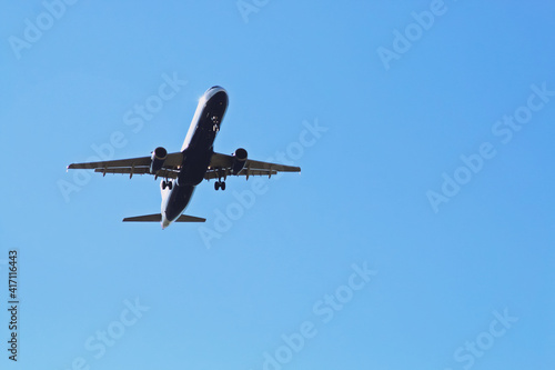 Avión Airbus visto desde abajo en la maniobra de aterrizaje. Avión acercándose a la pista del aeropuerto Madrid-Barajas Adolfo Suárez.