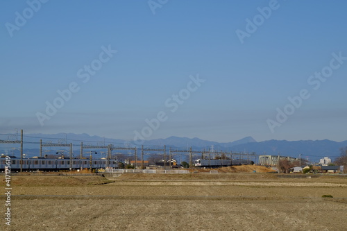 小江戸川越　外秩父連峰をバックに東武東上線に列車が走り抜ける © hirotomo.i.1961