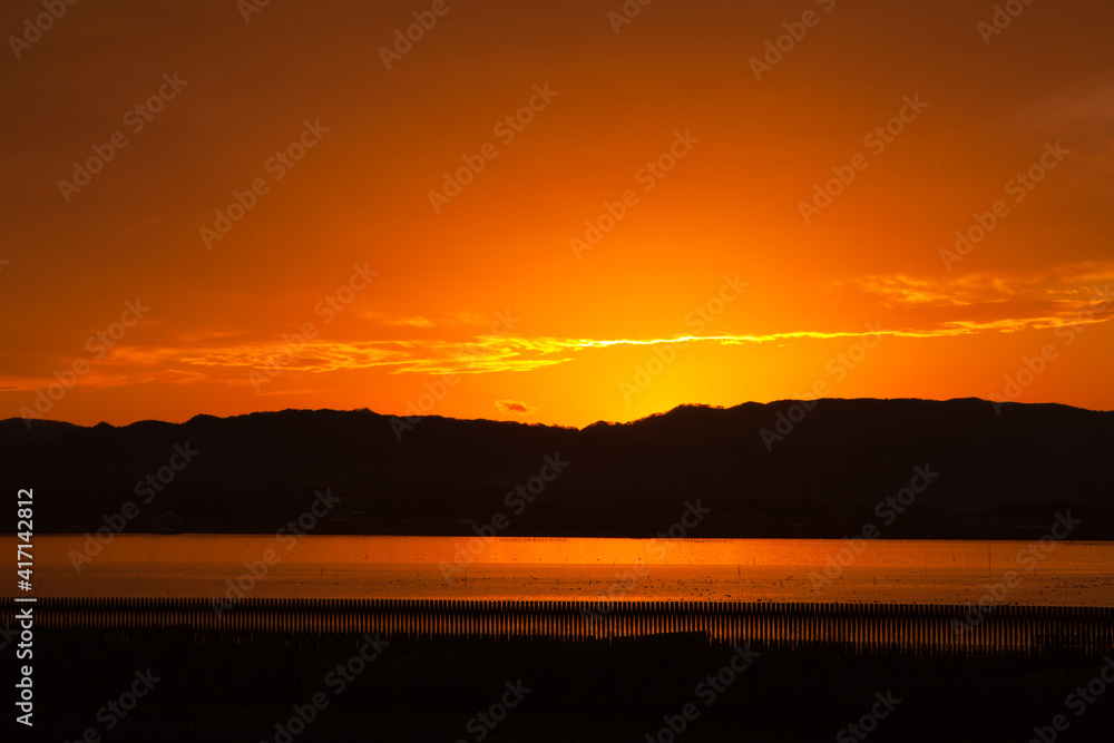 潟湖を照らす美しいオレンジ色の夕日 | 福島県相馬市の松川浦