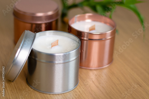 Φωτογραφία Homemade organic scented soy candles with a wooden wick in rose gold and silver containers