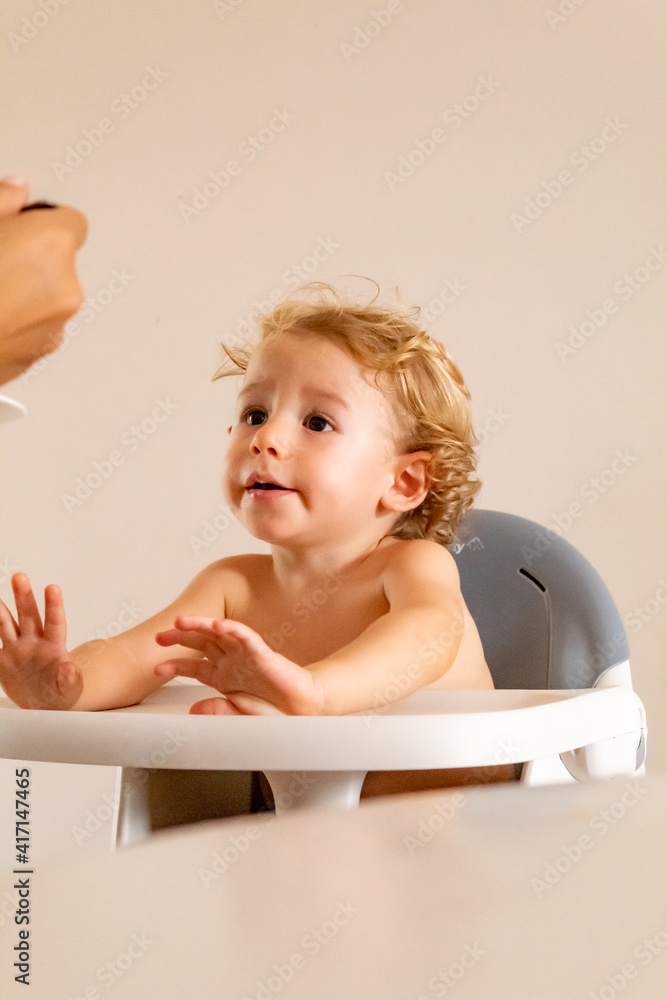 BEBE LOIRO NA CADEIRINHA DE ALIMENTAÇÃO, FAZENDO CARETA, NÃO QUER COMER. BEBE LOIRO NA CADEIRINHA DE ALIMENTAÇÃO, FAZENDO CARETA, NÃO QUER COMER.