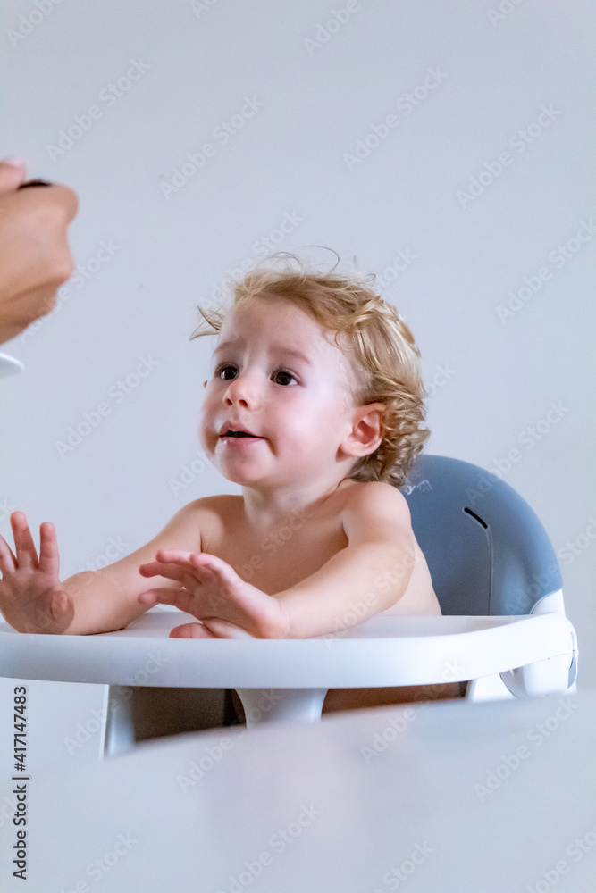 BEBE LOIRO NA CADEIRINHA DE ALIMENTAÇÃO, FAZENDO CARETA, NÃO QUER COMER. BEBE LOIRO NA CADEIRINHA DE ALIMENTAÇÃO, FAZENDO CARETA, NÃO QUER COMER.