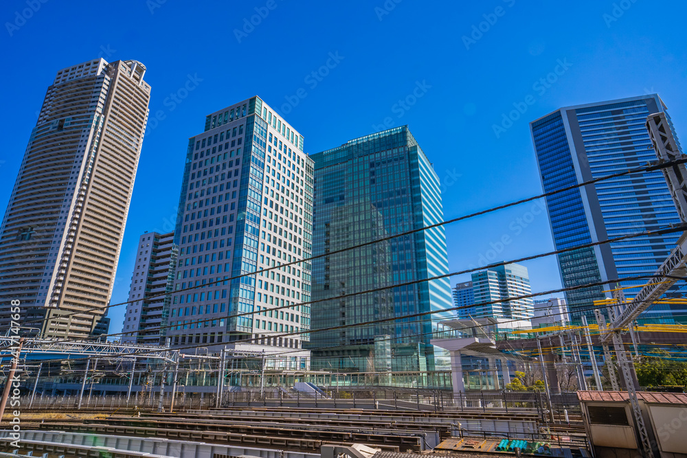 Fototapeta premium 東京・浜松町のオフィスビルとタワーマンション