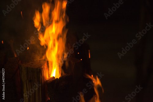 暗闇に燃え上がるかがり火 | 山形県米沢市の上杉神社