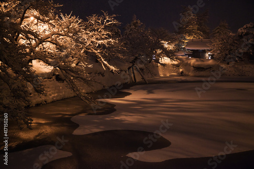 雪景色を照らす暖かい光の街灯 | 山形県米沢市の上杉神社