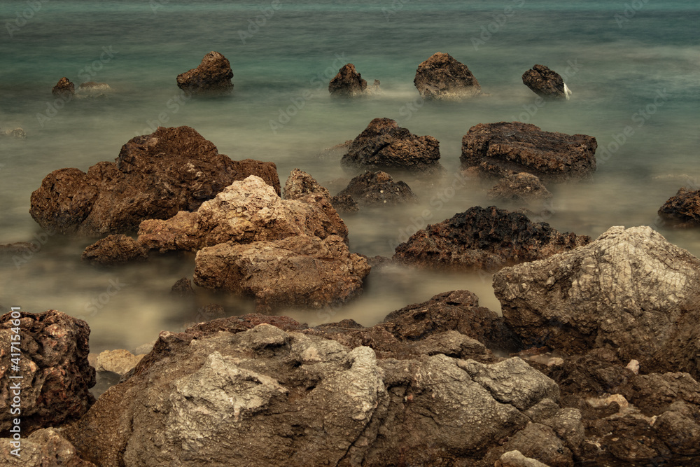 exposicion larga de rocas en la costa exposicion larga de rocas en la costa