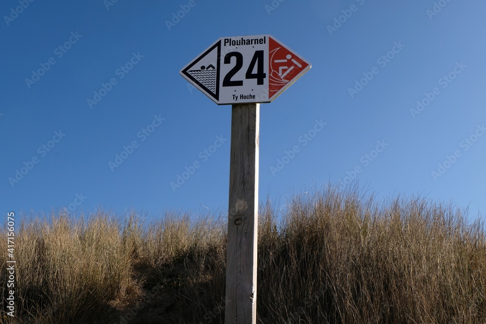 Panneau sur la plage de Ty Hoche à Plouharnel indiquant les côtés réservés aux nageurs et aux surfeurs Panneau sur la plage de Ty Hoche à Plouharnel indiquant les côtés réservés aux nageurs et aux surfeurs
