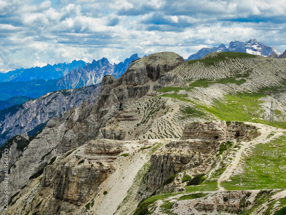 Blick über eine Felslandschaft in Nähe der drei Zinnen in den Südtiroler Dolomiten