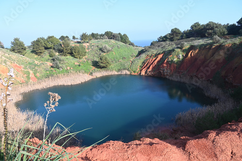 Lago artificiale formatosi in una cava dismessa di bauxite