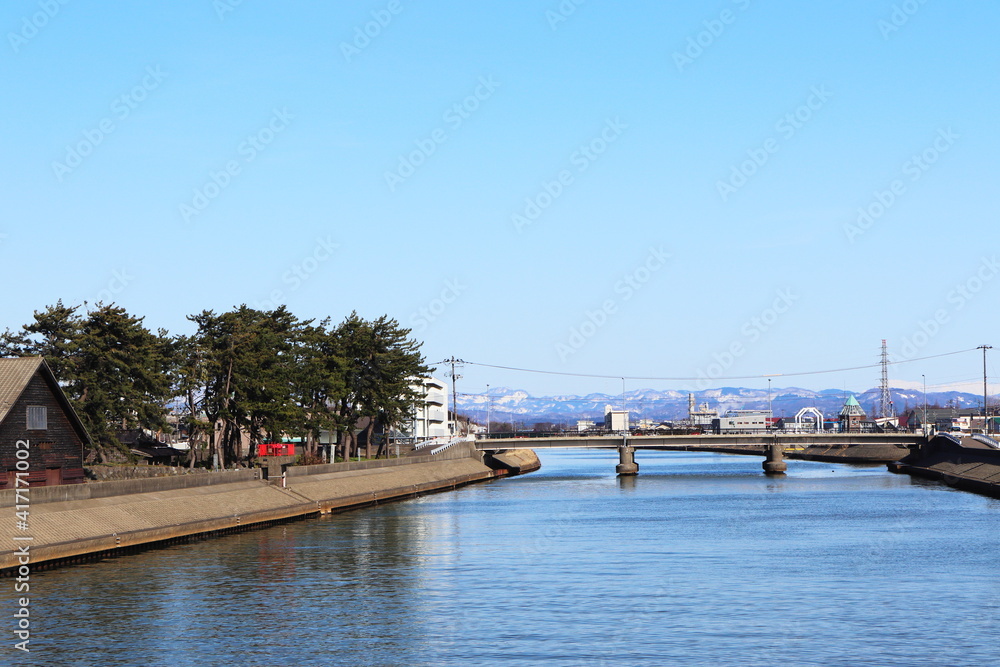 日本の新潟県にある保倉川沿いの風景
