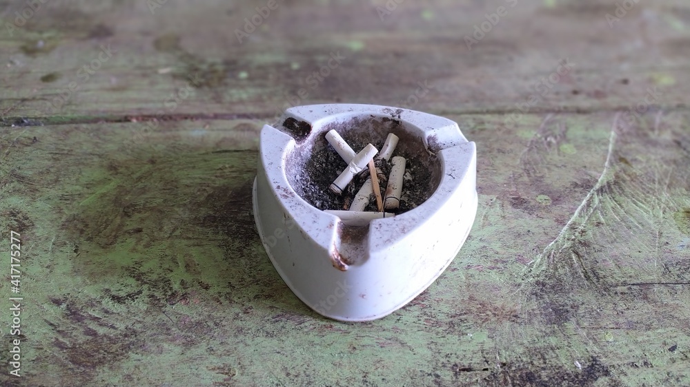 Put out the cigarette in the ashtray Put out the cigarette in the ashtray