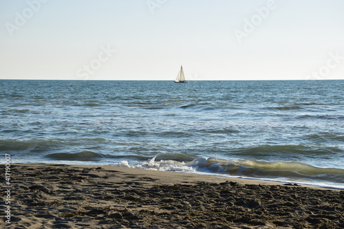 Orizzonte marittimo con barca che naviga photo