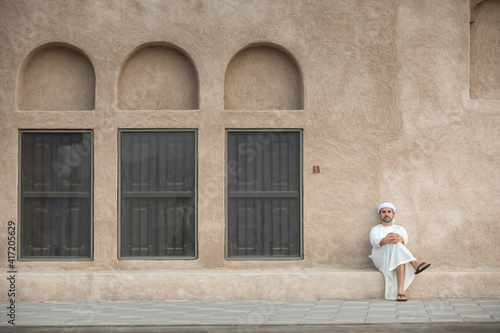 arab man in traditional clothing in old Dubai