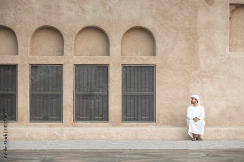 arab man in traditional clothing in old Dubai